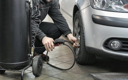 Wulkanizator pracujący przy oponie - mobilny serwis opon Łódź